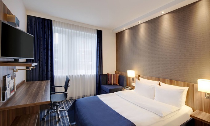 Neuenland Hotel | Discover Holiday Inn Express Bremen Airport: Family-Friendly Stay