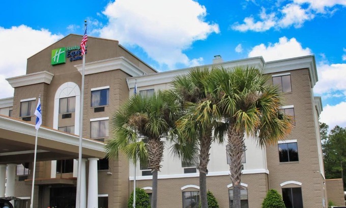 Douglas Hotel | Relaxing Holiday Inn Express: Pool, Ocean View & Breakfast