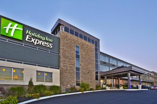 Algoma District Hotel | Comfortable Holiday Inn Express with Pool & Ocean Views
