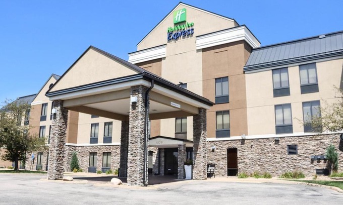 Cedar Rapids Hotel | Comfortable Stay at Holiday Inn Express Cedar Rapids