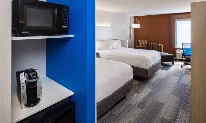 Cedar Rapids Hotel | Comfortable Stay at Holiday Inn Express Cedar Rapids