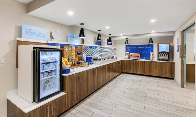 Downers Grove Hotel | Modern Holiday Inn Express Chicago-Downers Grove Awaits