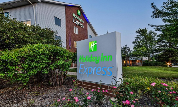 Vernon Hills Hotel | Pet-Friendly Holiday Inn Express Chicago Northwest-Vernon Hills