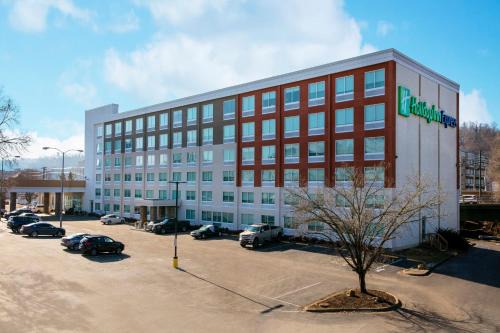 Charleston Hotel | Welcoming Holiday Inn Express Charleston-Civic Center Hotel