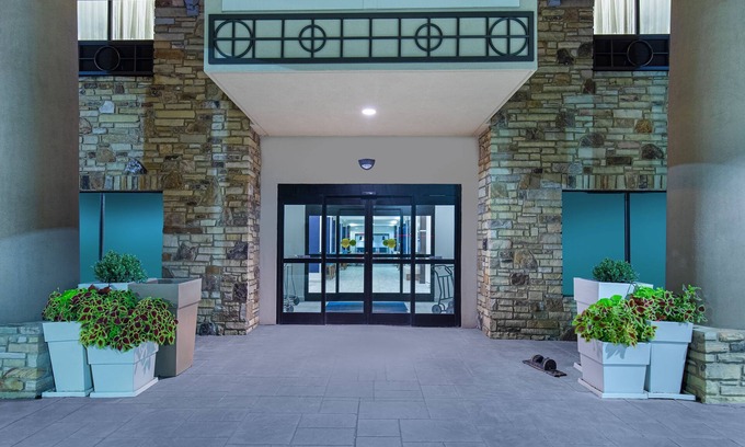 Cleveland Hotel | Top-Rated Holiday Inn Express Cleveland Northwest with Pool
