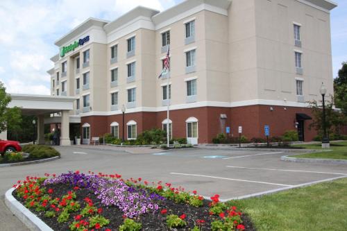Cortland Hotel | Discover Holiday Inn Express - Cortland with Pool & Breakfast