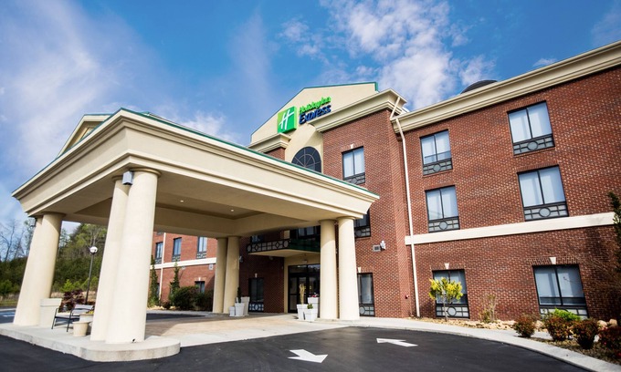 Dayton Hotel | Convenient Stay at Holiday Inn Express Dayton with Pool Access