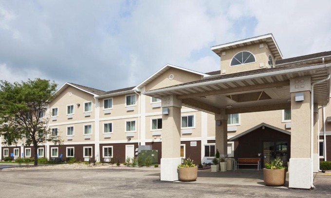 Morrisonville Hotel | Top-Rated Holiday Inn Express Deforest with Pool & Ocean View