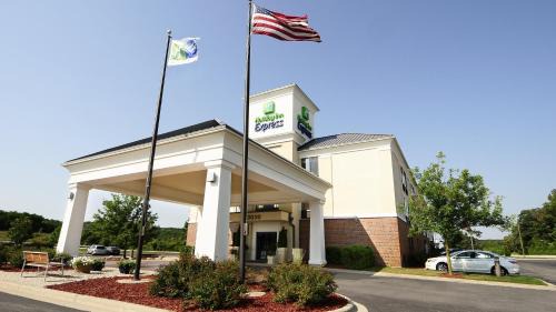 Delafield Hotel | Discover Holiday Inn Express - Delafield: Guest Rated 9.1