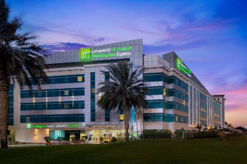 Garhoud Hotel | Convenient Stay at Holiday Inn Express Dubai Airport Hotel