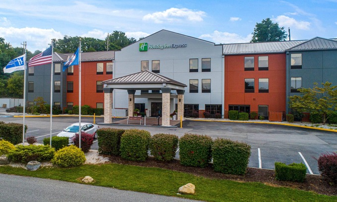 Newbern Hotel | Discover Holiday Inn Express Dublin: Rated 9/10 with Pool & Spa