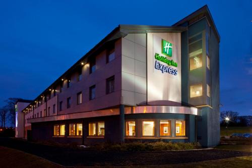 Dunfermline Hotel | Pet-Friendly Holiday Inn Express Dunfermline with Great Amenities