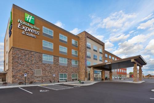 Eau Claire Hotel | Pet-Friendly Holiday Inn Express with Pool & Ocean View