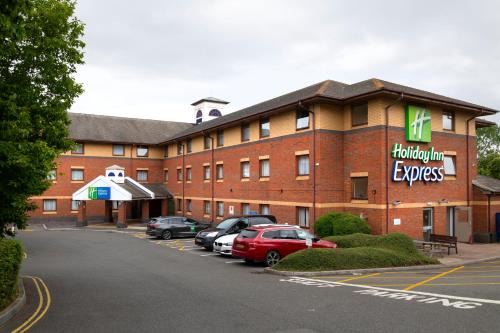 Clyst St Mary Hotel | Discover Holiday Inn Express Exeter East: Pet-Friendly Comfort