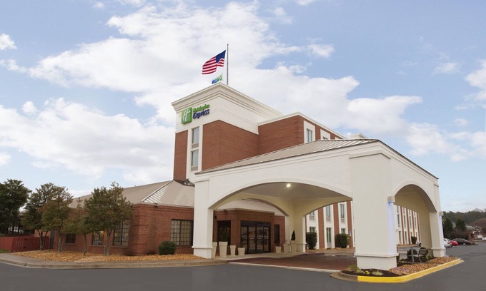 Fredericksburg Hotel | Convenient Holiday Inn Express Fredericksburg Southpoint Hotel