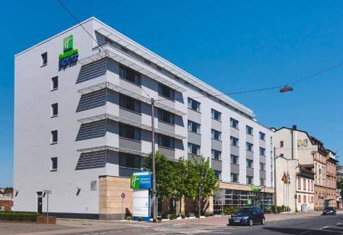 Gutleutviertel Hotel | Pet-Friendly Holiday Inn Express Frankfurt Messe Awaits You
