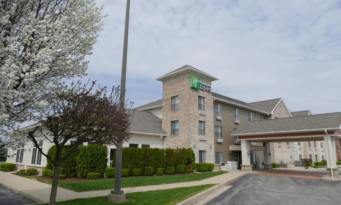 Greensburg Hotel | Pet-Friendly Getaway at Holiday Inn Express Greensburg