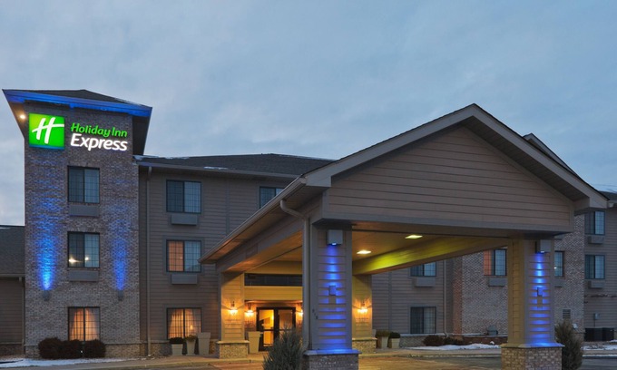 Greensburg Hotel | Experience Holiday Inn Express Greensburg with Pool & Spa