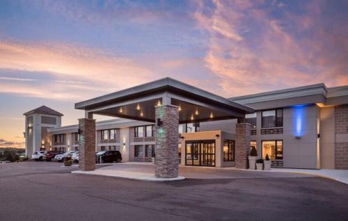 Charlottetown Hotel | Discover Holiday Inn Express Charlottetown with Ocean View Pool