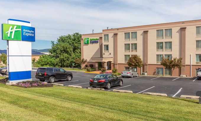 Mechanicsburg Hotel | Convenient Holiday Inn Express Harrisburg SW with Pool & Breakfast