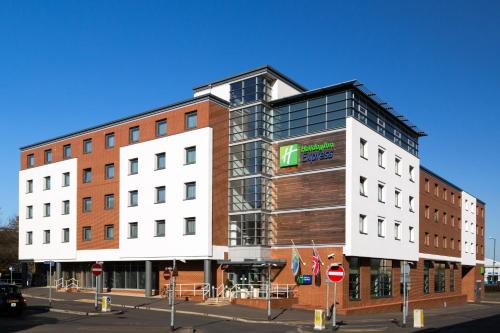 Harlow Hotel | Comfortable Stay at Holiday Inn Express Harlow, IHG Hotel