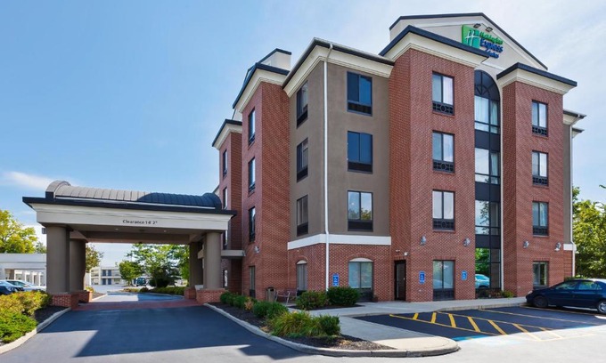Brecksville Hotel | Comfortable Stays at Holiday Inn Express Cleveland-Richfield