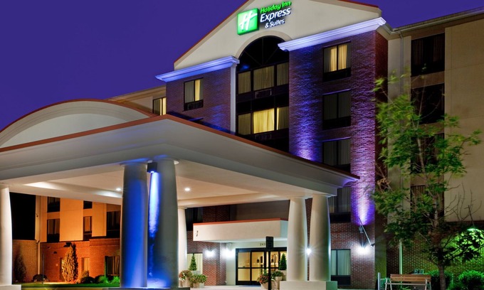 Western Branch North Hotel | Comfortable Holiday Inn Express Chesapeake: Amenities Galore!