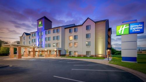 Coon Rapids Hotel | Top-Rated Holiday Inn Express Coon Rapids with Pool & Breakfast