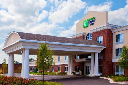 Lake Zurich Hotel | Discover Comfort at Holiday Inn Express Lake Zurich-Barrington