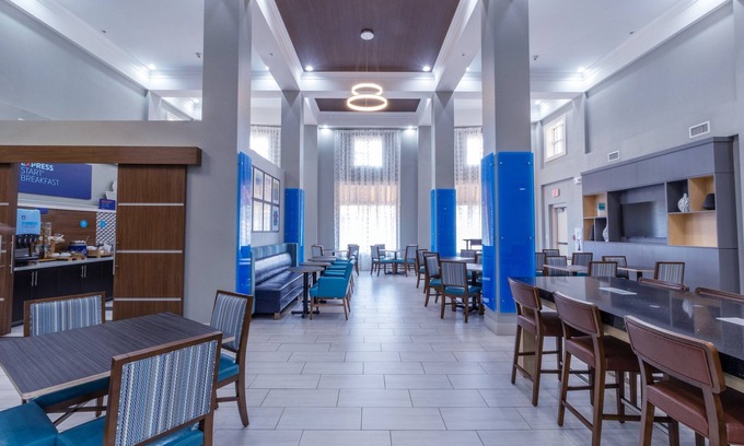 Crestview Hotel | Comfortable Stay at Holiday Inn Express Crestview, Rated 9/10