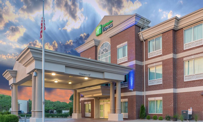 Frankfort Hotel | Comfortable Stay at Holiday Inn Express Frankfort with Pool