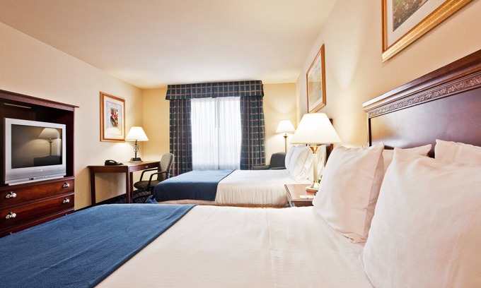 Paragould Hotel | Discover Holiday Inn Express Paragould: Pool & Breakfast Included