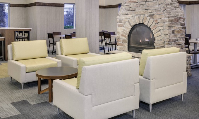 Riverhead Hotel | Explore Holiday Inn Express Long Island-East End with Pool & Spa