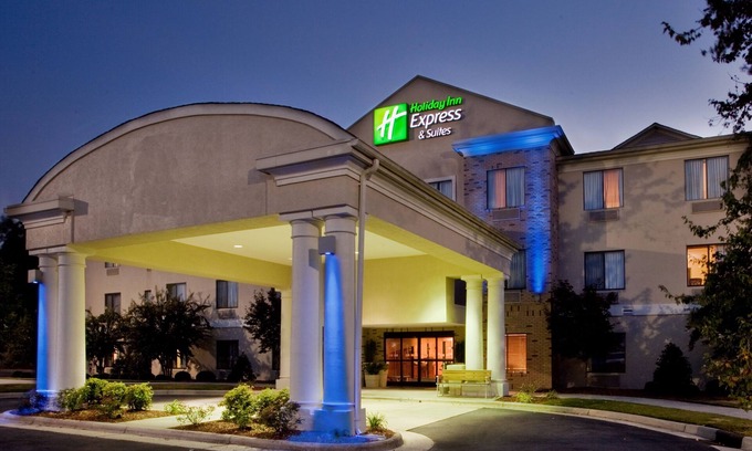 Kinston Hotel | Guest Rated Holiday Inn Express Kinston with Pool & Breakfast
