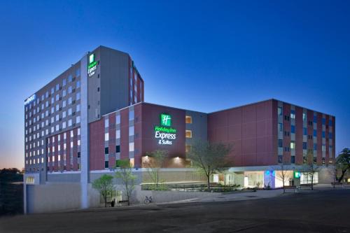 Red River Cultural District Hotel | Convenient Holiday Inn Express Austin Downtown with Pool & Breakfast