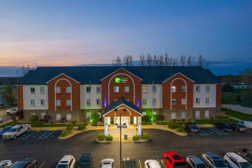 Bedford Hotel | Comfortable Holiday Inn Express Bedford with Pool & Breakfast