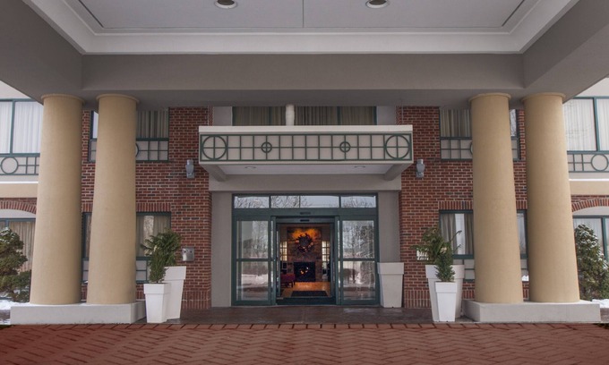 Cheektowaga Hotel | Top-Rated Holiday Inn Express Buffalo-Airport with Pool & Spa