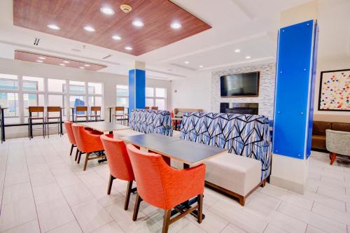 Chester Hotel | Relax at Holiday Inn Express Hotel & Suites Chester
