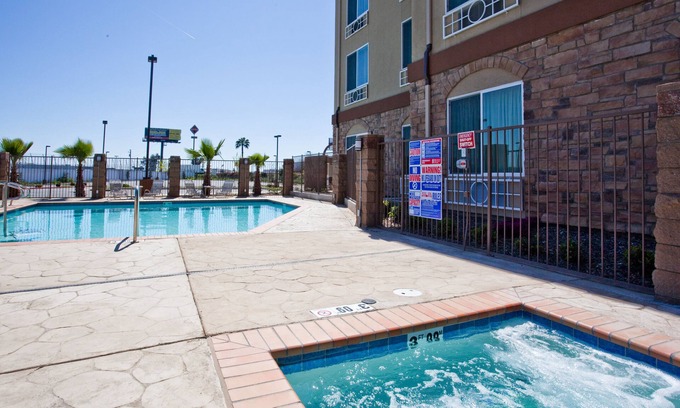 Raisin Hotel | Discover Holiday Inn Express Fresno South with Pool & Spa