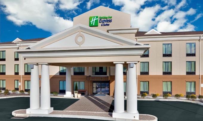 Lebanon Hotel | Pet-Friendly Retreat at Holiday Inn Express Lebanon