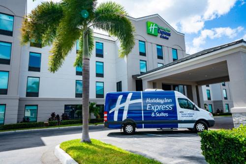 Oldsmar Hotel | Pet-Friendly Holiday Inn Express Tampa-Oldsmar with Pool