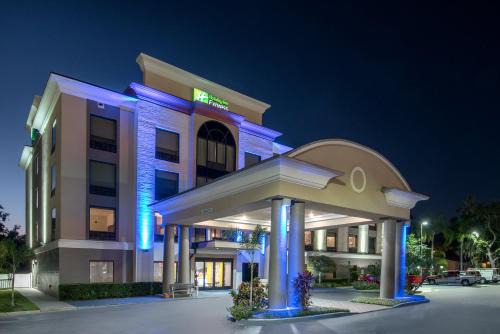 Bartow Hotel | Discover Holiday Inn Express Bartow: Pool & Ocean Views