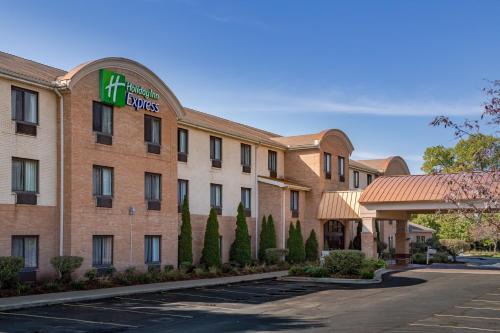 Canton Hotel | Comfortable Stays at Holiday Inn Express Hotel & Suites Canton