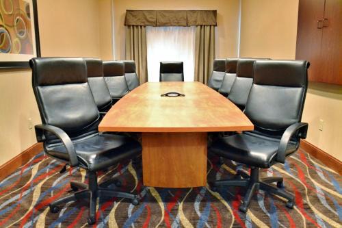 Monaca Hotel | Comfortable Holiday Inn Express with Pool & Ocean Views