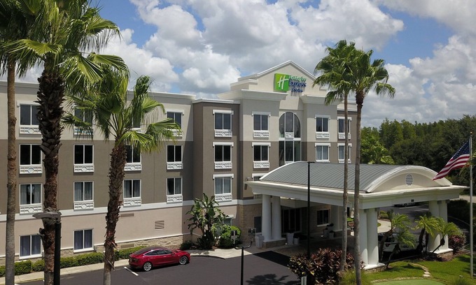 New Tampa Hotel | Discover Relaxation at Holiday Inn Express New Tampa I-75