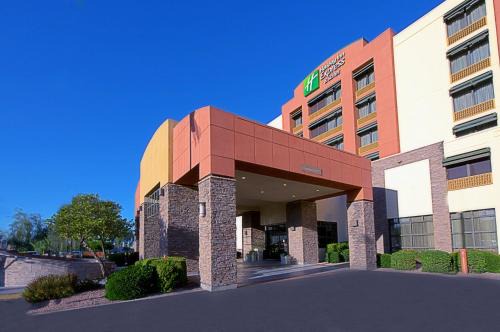 Tempe Hotel | Best Oceanfront Experience at Holiday Inn Express Tempe