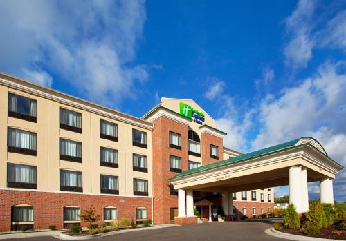 Utica Hotel | Comfortable Stay at Holiday Inn Express Hotel & Suites Detroit
