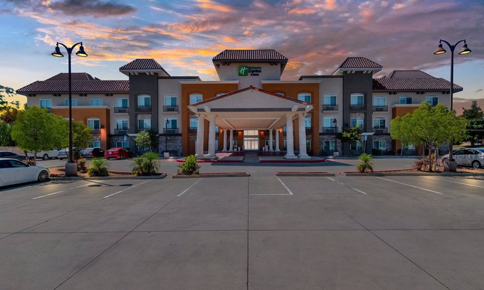 Banning Hotel | Comfortable Stay at Holiday Inn Express Hotel & Suites Banning