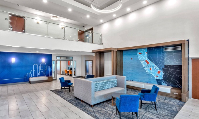 El Centro Hotel | Discover Holiday Inn Express El Centro: Pool & Breakfast Included