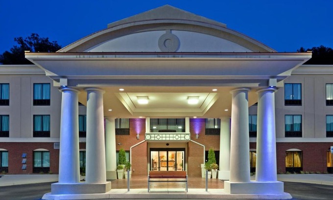 Harriman Hotel | Unbeatable Stay at Holiday Inn Express Harriman with Pool & Spa